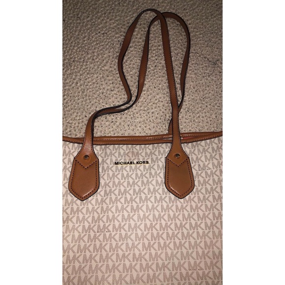 💕😍❤️MAKE AN OFFER! MICHAEL KORS CREAM LOGO TOTE❤️😍💕 - Picture 3 of 5